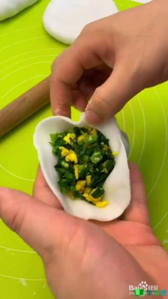 如何制作简单好吃的韭菜鸡蛋水晶包？ 第5张