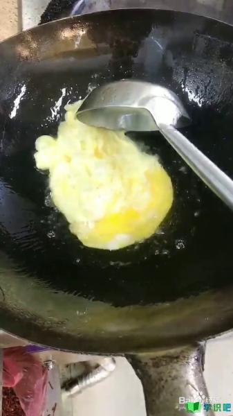 如何制作好吃的蒜苔炒鸡蛋？ 第3张