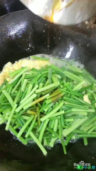 如何制作好吃的蒜苔炒鸡蛋？ 第4张