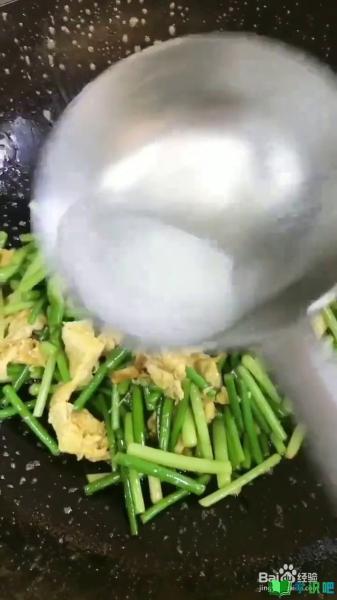 如何制作好吃的蒜苔炒鸡蛋？ 第5张