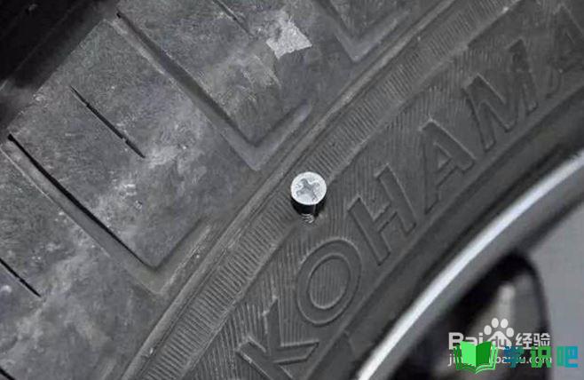 汽车车胎被钉子扎破怎么办？
